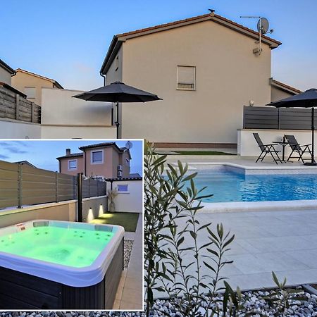 Casa Tara Three-Bedroom Holiday Home بولا المظهر الخارجي الصورة